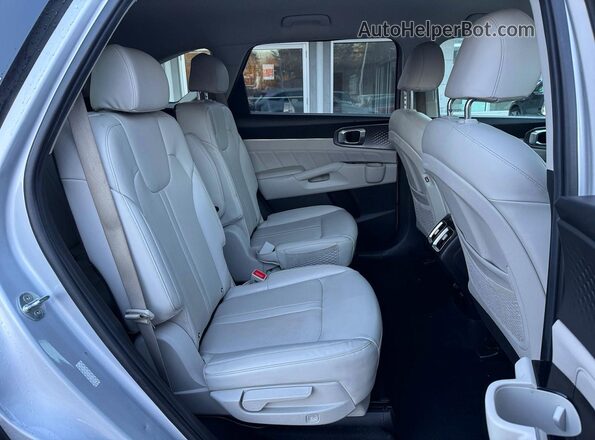 KNDRJDLH0N5069326 2022 KIA SORENTO Серебряный Вид салона спереди