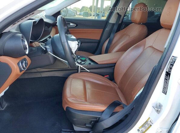 ZARFAEDN1J7573529 2018 ALFA ROMEO GIULIA White Вид панелі приладів