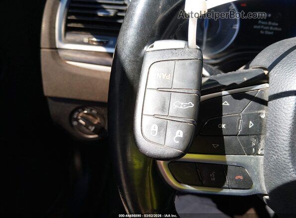 2C3CCAAG0KH648396 2019 CHRYSLER 300 Серый Вид панели приборов
