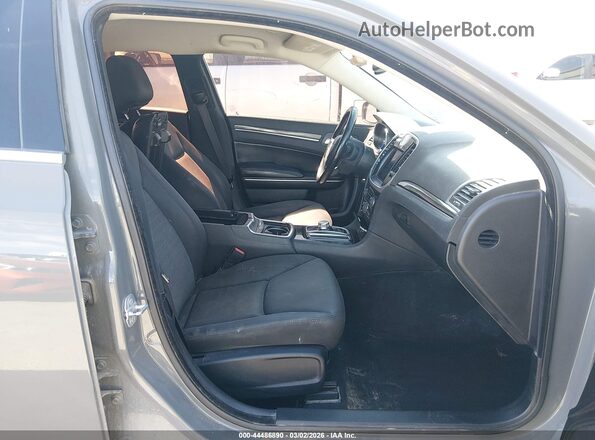 2C3CCAAG0KH648396 2019 CHRYSLER 300 Серый Вид салона спереди