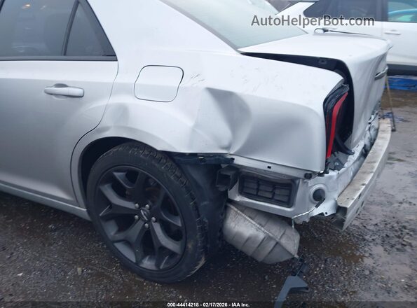 2C3CCAAG1LH202999 2020 CHRYSLER 300 Серебряный Вид спереди
