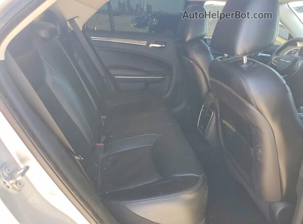 2C3CCAAG3KH654483 2019 CHRYSLER 300 Silver უკანა სავარძლების ხედი