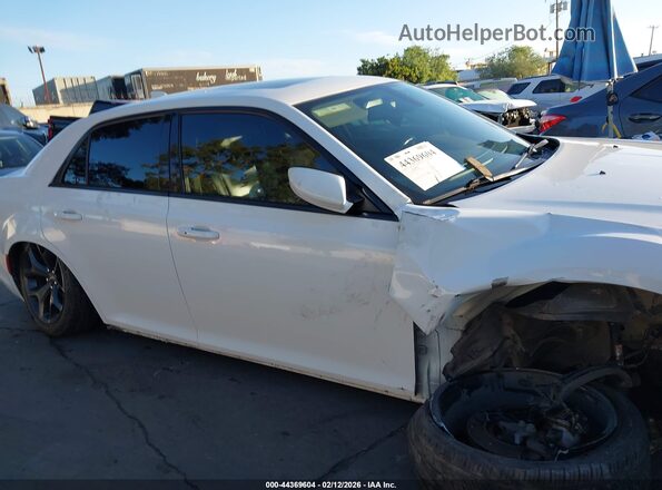 2C3CCABG1NH187051 2022 CHRYSLER 300 Белый Вид задней части салона