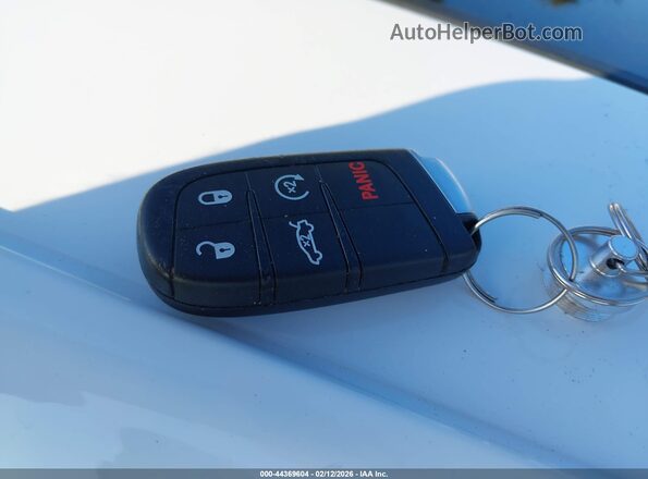 2C3CCABG1NH187051 2022 CHRYSLER 300 Белый Вид панели приборов