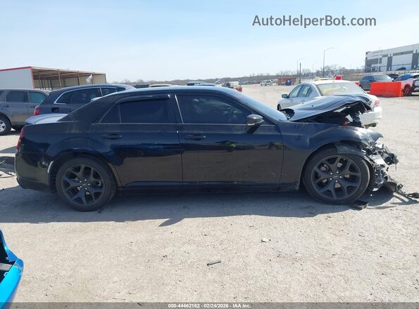 2C3CCABG1NH228908 2022 CHRYSLER 300 Черный Вид задней части салона