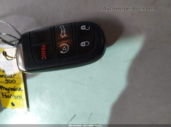 2C3CCABG2KH585459 2019 CHRYSLER 300 Черный Вид панели приборов