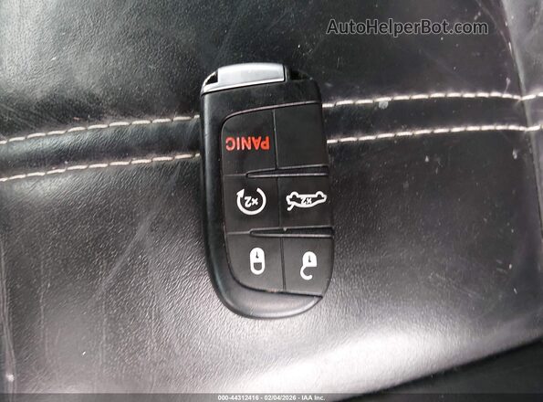 2C3CCABG8JH243786 2018 CHRYSLER 300 Белый Вид панели приборов
