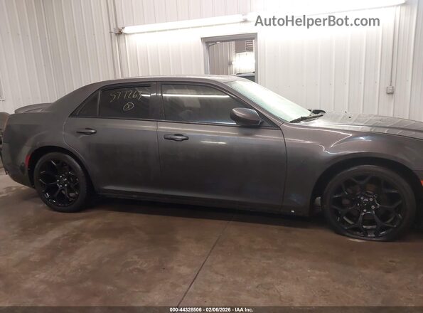 2C3CCABGXHH577263 2017 CHRYSLER 300 Серый Вид задней части салона