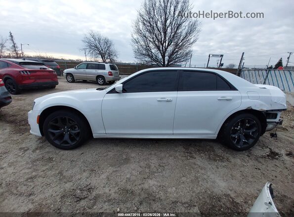 2C3CCADG8PH677390 2023 CHRYSLER 300 White Սալոնի հետևի տեսք