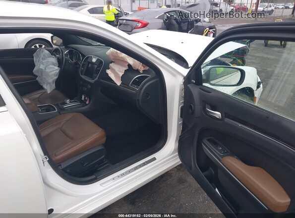 2C3CCAEG0JH280049 2018 CHRYSLER 300 Белый Вид салона спереди
