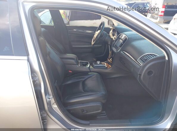 2C3CCAEG1JH136882 2018 CHRYSLER 300 Серебряный Вид салона спереди