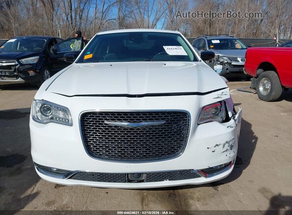 2C3CCAEG6HH570323 2017 CHRYSLER 300 Белый Вид щитка приборов