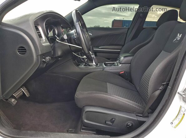 2C3CDXGJ1KH507968 2019 DODGE CHARGER Белый Вид салона спереди