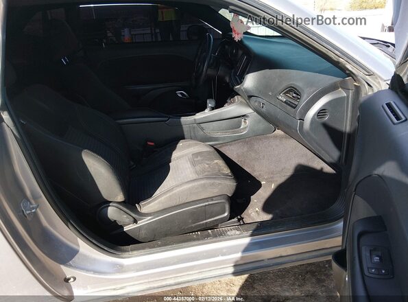 2C3CDZBT0JH209205 2018 DODGE CHALLENGER Серебряный Вид салона спереди