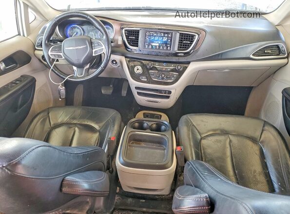 2C4RC1BG0KR560141 2019 CHRYSLER PACIFICA Белый Вид панели приборов