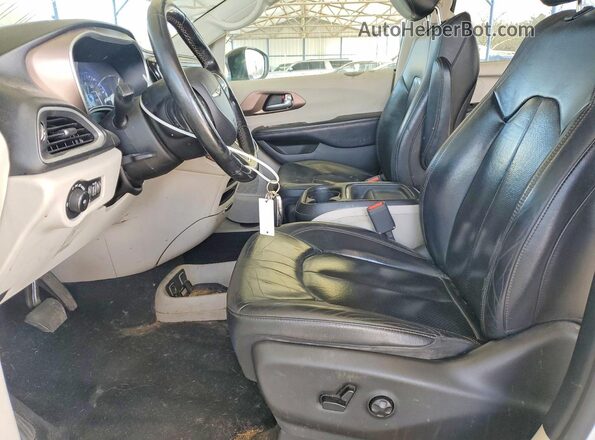 2C4RC1BG0KR560141 2019 CHRYSLER PACIFICA Белый Вид салона спереди