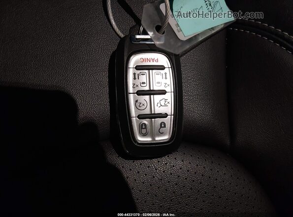 2C4RC1BG2TR175245 2026 CHRYSLER PACIFICA Красный Вид панели приборов