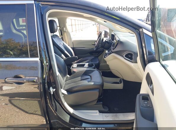2C4RC1BG7PR607303 2023 CHRYSLER PACIFICA Черный Вид салона спереди