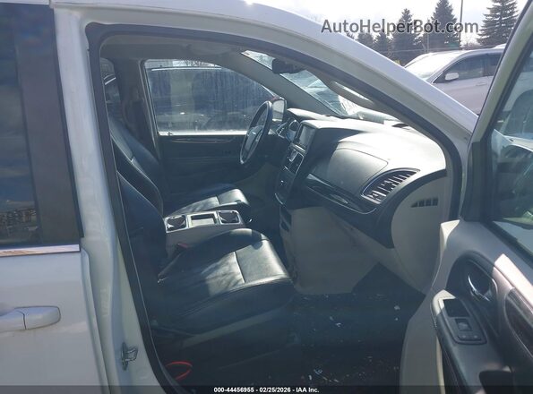 2C4RC1BG8GR222784 2016 CHRYSLER TOWN & COUNTRY Белый Вид салона спереди