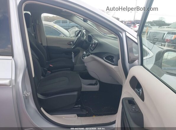 2C4RC1CG4PR525642 2023 CHRYSLER VOYAGER Silver Vista interior delantera