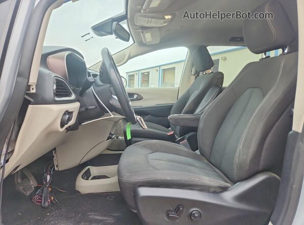2C4RC1CG7PR548428 2023 CHRYSLER VOYAGER Silver Widok wnętrza z przodu