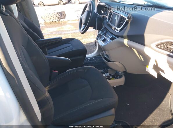 2C4RC1CG7PR574799 2023 CHRYSLER VOYAGER Белый Вид салона спереди