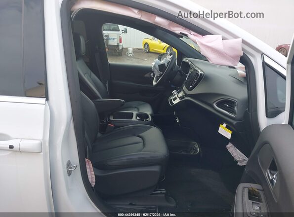 2C4RC1CGXSR566981 2025 CHRYSLER VOYAGER Белый Вид салона спереди