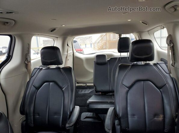 2C4RC1DG1LR157669 2020 CHRYSLER VOYAGER White Widok tylnych siedzeń