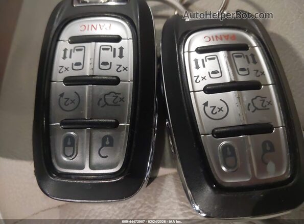2C4RC1EG5LR240018 2020 CHRYSLER PACIFICA Синий Вид панели приборов