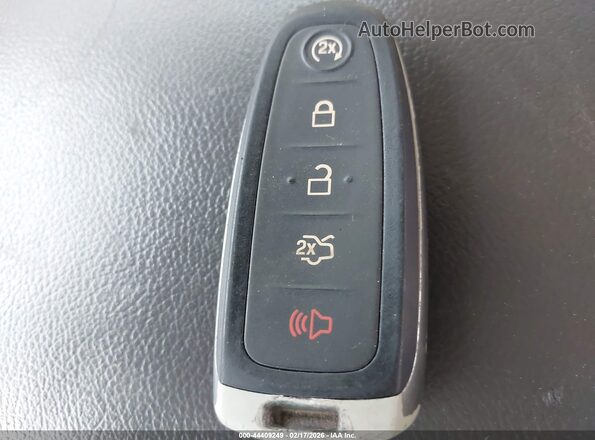 2LMHJ5AT2KBL01358 2019 LINCOLN MKT Белый Вид панели приборов