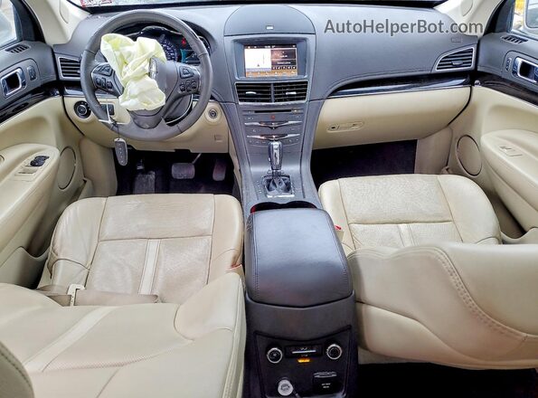 2LMHJ5AT2KBL03935 2019 LINCOLN MKT Серебряный Вид панели приборов