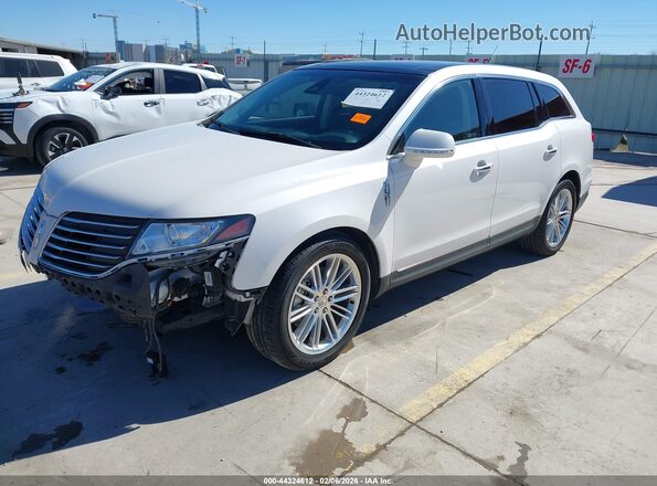 2LMHJ5ATXJBL01221 2018 LINCOLN MKT Белый Передняя левая четверть