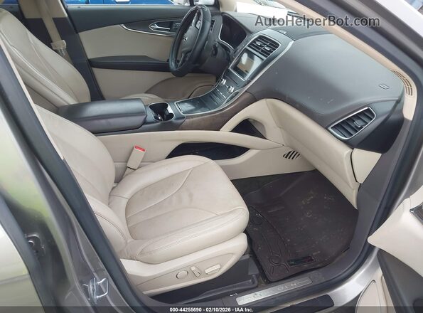 2LMPJ8LR0HBL29456 2017 LINCOLN MKX Beige Вид салону спереду