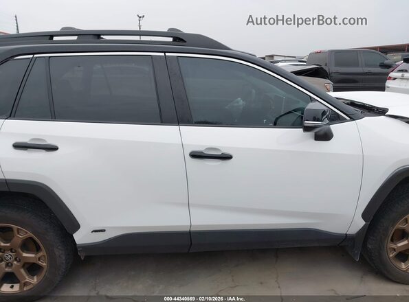 2T3UWRFV3RW215209 2024 TOYOTA RAV4 HYBRID White Widok wnętrza z tyłu