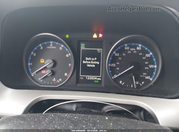 2T3WFREV2JW422074 2018 TOYOTA LE White Vista de los asientos traseros