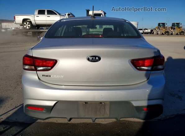 3KPA24AB8JE062485 2018 KIA RIO Серебряный Вид салона спереди