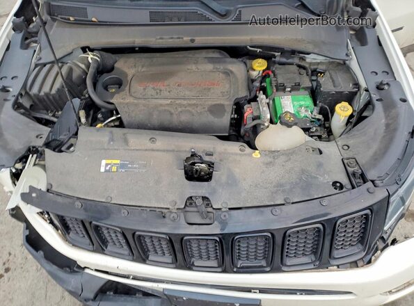 3C4NJDBB1JT298703 2018 JEEP COMPASS White Vista del compartimento del motor
