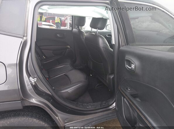3C4NJDBB5KT768118 2019 JEEP COMPASS Gray Widok naklejki z numerem VIN