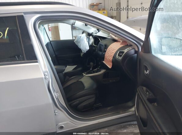 3C4NJDBB7HT597364 2017 JEEP NEW COMPASS Silver Widok wnętrza z przodu