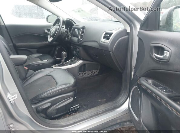 3C4NJDBB9KT595235 2019 JEEP COMPASS Серебряный Вид салона спереди
