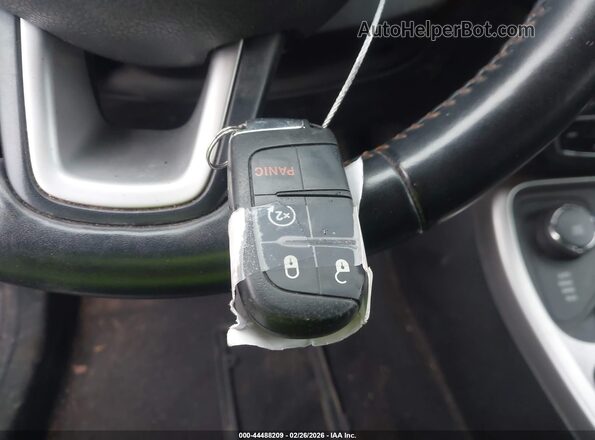 3C4NJDBB9KT595235 2019 JEEP COMPASS Серебряный Вид панели приборов