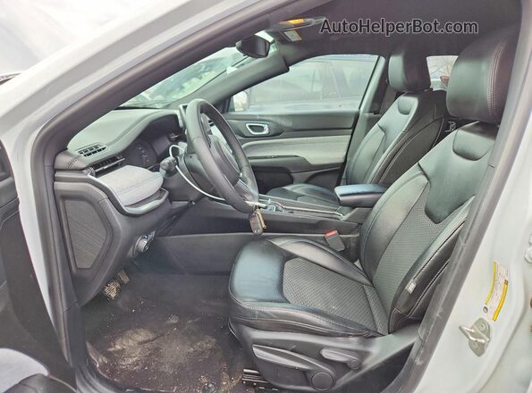 3C4NJDBN9PT561748 2023 JEEP COMPASS Белый Вид салона спереди