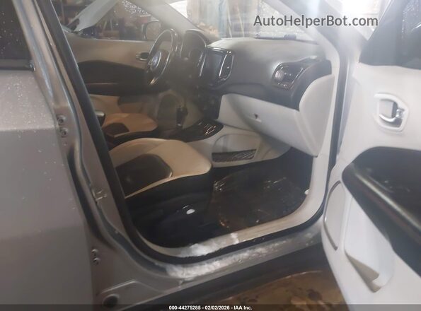 3C4NJDCB9MT523937 2021 JEEP COMPASS Серебряный Вид салона спереди