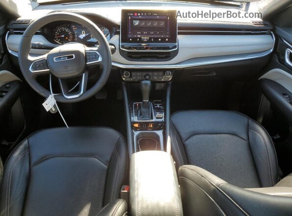 3C4NJDCN7RT142329 2024 JEEP COMPASS Серебряный Вид панели приборов