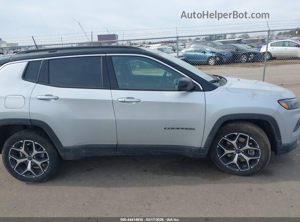 3C4NJDCN9ST537912 2025 JEEP COMPASS Silver Widok wnętrza z tyłu