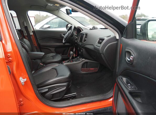 3C4NJDDB0KT817111 2019 JEEP COMPASS Оранжевый Вид салона спереди