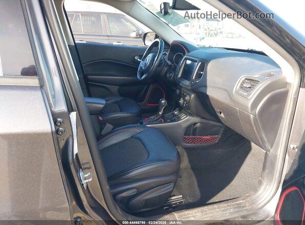 3C4NJDDB1KT670930 2019 JEEP COMPASS Коричневый Вид салона спереди
