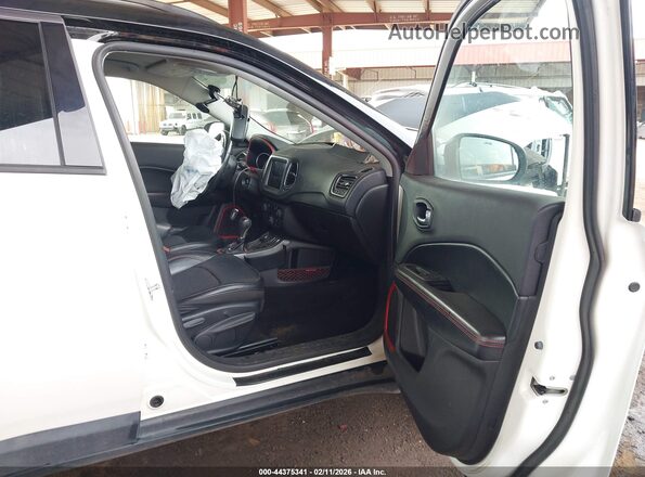 3C4NJDDB6KT799889 2019 JEEP COMPASS White Вид салону спереду