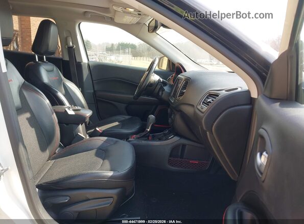 3C4NJDDB7HT660587 2017 JEEP NEW COMPASS White Vista interior delantera