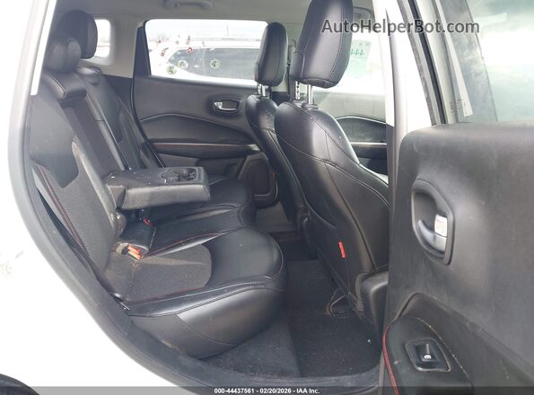 3C4NJDDB8KT795827 2019 JEEP COMPASS White VIN կոդի պիտակի տեսք